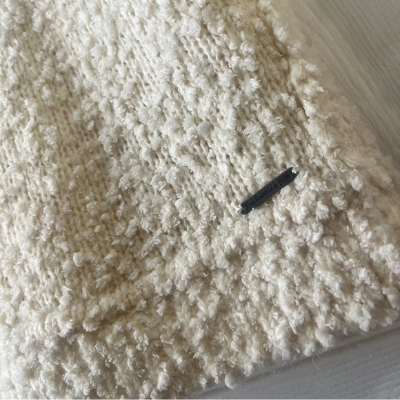 Abercrombie & Fitch Cream Fluffy V- Neck Sweater Size Medium NWT - Picture 2 of 4